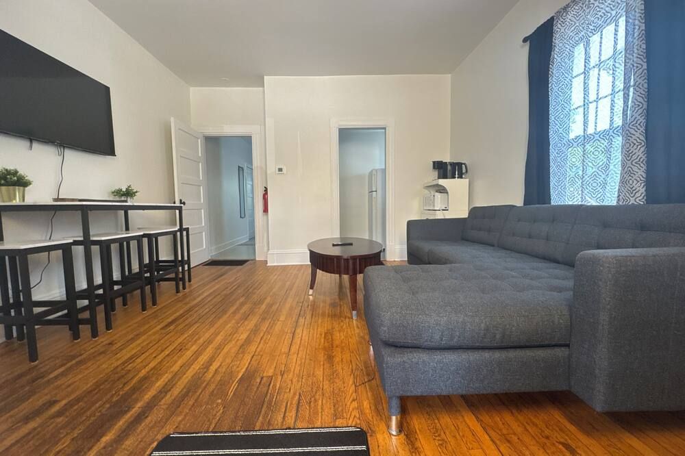 In Town - Summer St. Private Suite - Wolfville - Living room