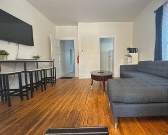 In Town - Summer St. Private Suite - Wolfville - Living room