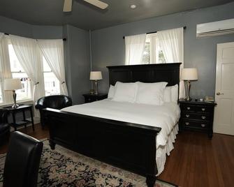 Belfry Inn and Bistro - Sandwich - Bedroom