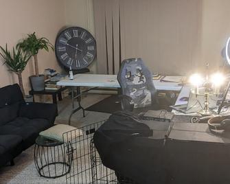 private room in one bedroom apartment that is shared by me and my dog. - Prince George - Living room