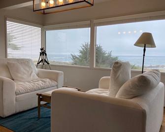 On The Water In Pacific Grove - Pacific Grove - Living room