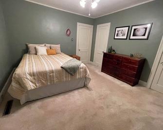 Welcome to Nana's House - Centrally Located & Pet Friendly! - Goldsboro - Bedroom