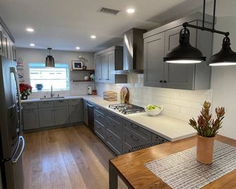 Lake San Marcos Gem. Walking Distance to Lake, Dining and Golf! - San Marcos - Kitchen