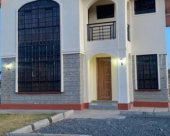 A 4-bedroom bungalow, a friendly and spacious space ready to host you and family - Kajiado - Building