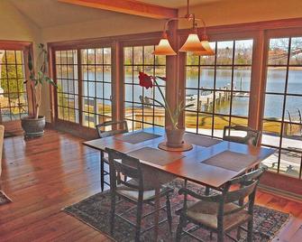 A Waterfront Oasis with pier and pool. Spacious 4 bedrooms near Chestertown. - Chestertown