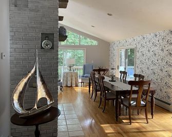 Lovely home Marion Ma - Marion - Dining room