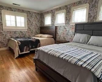 Luxury Farmhouse Retreat in Almond Country - Ripon - Bedroom