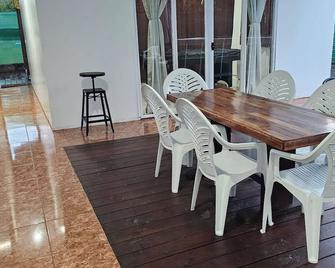 Fare Tehaikinoa Teahupo'o - Teahupoo - Dining room