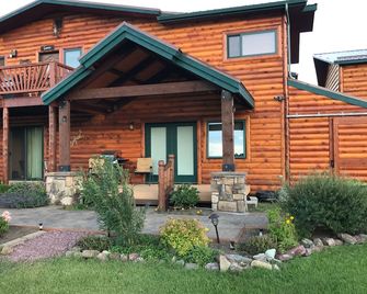 Two Medicine Suite, 400 sqft fully appointed studio suite. Comfort at its best. - East Glacier Park - Gebäude