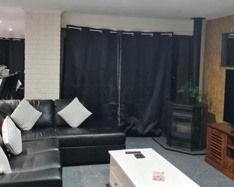 Hidden gem on the waters edge - 15 minutes from Hobart airport. - Lewisham - Living room