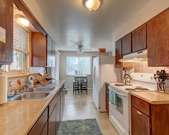 Cozy 2-bedroom house in nice Lakewood with WiFi, AC - Lakewood - Cocina