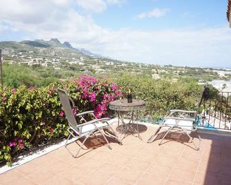 Villa with Pool. Stunning Sea and Mountain Views. Pool and large mature garden - Ozankoy - Balcony