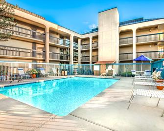 Days Inn & Suites by Wyndham Albuquerque North - Albuquerque - Bể bơi