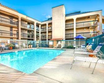 Days Inn & Suites by Wyndham Albuquerque North - Albuquerque - Piscina