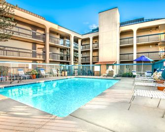 دايز إن آند سويتس باي ويندام ألبوكيركي نورث - ألبوكيركي - حوض السباحة