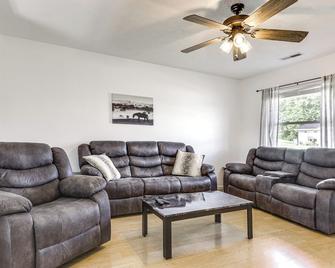 Quiet Dry Ridge Home with Yard - Near Ark Encounter! - Dry Ridge - Living room