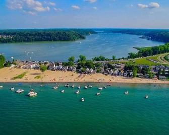 Eclipse Glamping Here! 3 Bedroom. 2 Full Bath. Kids. Pets. Clean, Safe, Fun! - Irondequoit - Beach