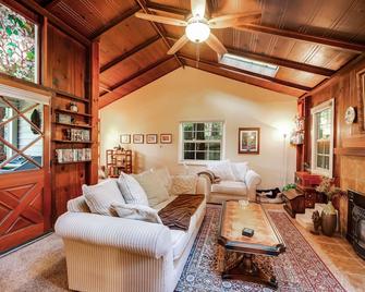 Home on the Range - Guerneville - Living room