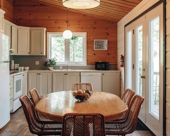 Chalet Suzanne - Notre-Dame-de-la-Merci - Comedor