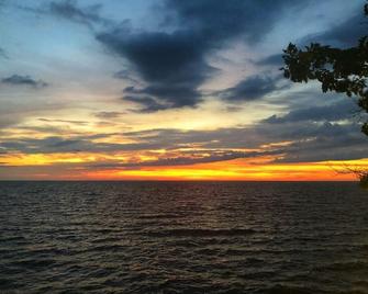 Lakeside Bliss: Serene Retreat on Lake Ontario, Near the Renowned Salmon River - Pulaski - Beach