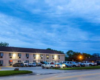 Super 8 by Wyndham Storm Lake - Storm Lake - Building