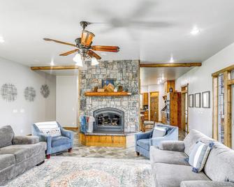 Spacious Afton Home Patio, Grill and Mountain Views - Afton - Living room