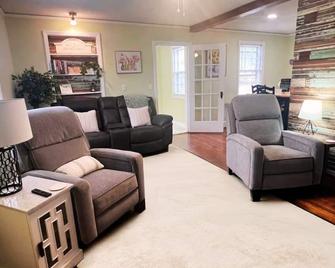 Cozy Stay Near it all: USC, Ft. Jackson & Columbia Venues - West Columbia - Living room