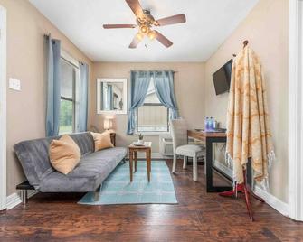 Blue Bungalow ~ less than a mile from TAMU - College Station - Living room