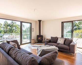 Roland's Feet Retreat - Sheffield - Living room
