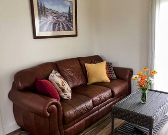 #17 Isle View - Fishing, Sunsets, Beaches, Golfing - Isle La Motte - Living room