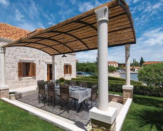 Stunning Home in Loviste With Wifi and 3 Bedrooms - Lovište - Patio