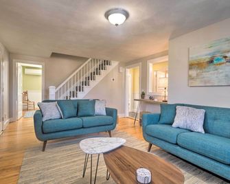 Bristol Home with Pool about 3 Mi to Dtwn and Beach! - Bristol - Living room