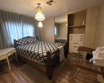 1970's Themed 2600 Feet from The River - Parker - Schlafzimmer