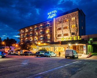 Camping Regio - Santa Marta de Tormes - Edificio