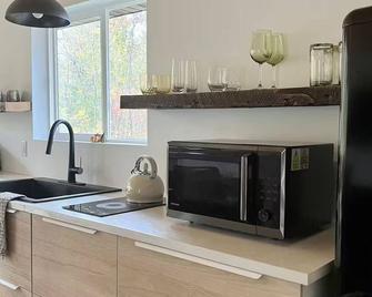 The Nordic Nest- a unique getaway! Close to trails, Menomonie-Stout- 6 miles - Menomonie - Kuchyň