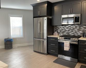 Home Away from Home - Fort Erie - Cocina