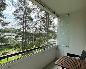 Costal Stay with Forest Views - Helsinki - Balcón
