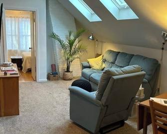 Walk to Everything Charming 2-bedroom apartment in fabulous New Paltz - New Paltz - Sufragerie