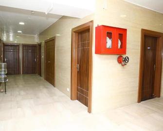 OYO 20018 Silverkey D Square Omr - Navalur - Hallway