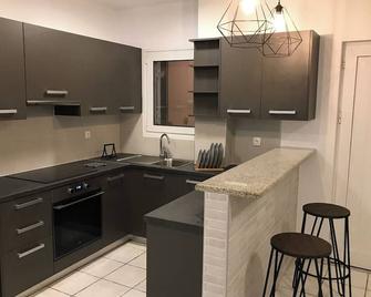 Modern City Center Apartment - Préveza - Kitchen