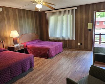 The Gold Eagle Cottage 10 - Lake George - Bedroom