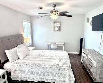 Spacious Townhouse. 3B & 1. 5 baths. 10 Min to Airport. Free parking. - North Charleston - Bedroom