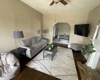 Cute 2 bed 1 bath with off street parking - Saint Albans