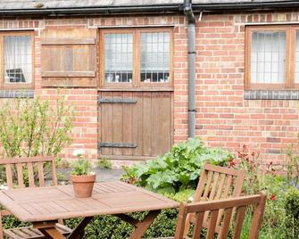 Acorn Cottage 1 - Burlton - Patio