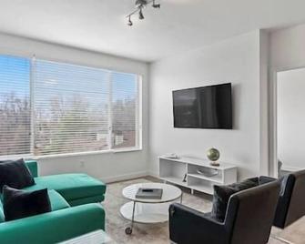 Modern Resort Styled 2br Apt W Pool, Gym & Hot Tub - Salt Lake City - Living room