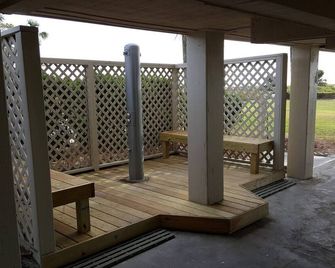 Totally Beachin' Coligny Oceanviews Bikes Chairs - Hilton Head Island - Patio