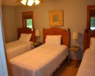 3-bedroom house with AC and WiFi within walking distance of The Big House! - Ann Arbor - Chambre