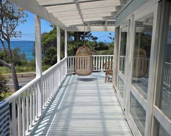 The perfect beach cottage, Collaroy at Austinmer. 100m to the beach. - Austinmer - Balcón