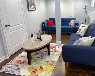 Cozy and New Basement Guest Suite in Brampton, ON - Brampton - Huiskamer