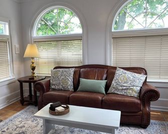 Dogwood Manor - a charming 1935 Tudor-style home in Historic Sandersville. - Sandersville - Huiskamer